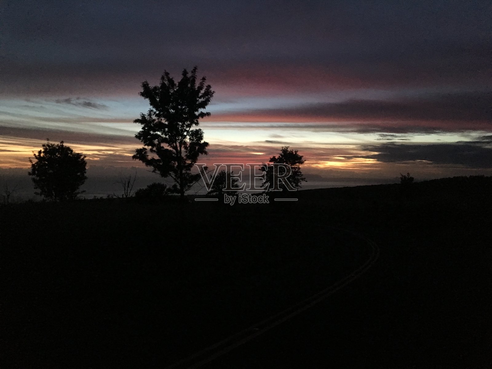 夏威夷考艾岛上凯卡哈附近的威美亚峡谷——地平线上的尼豪岛。照片摄影图片