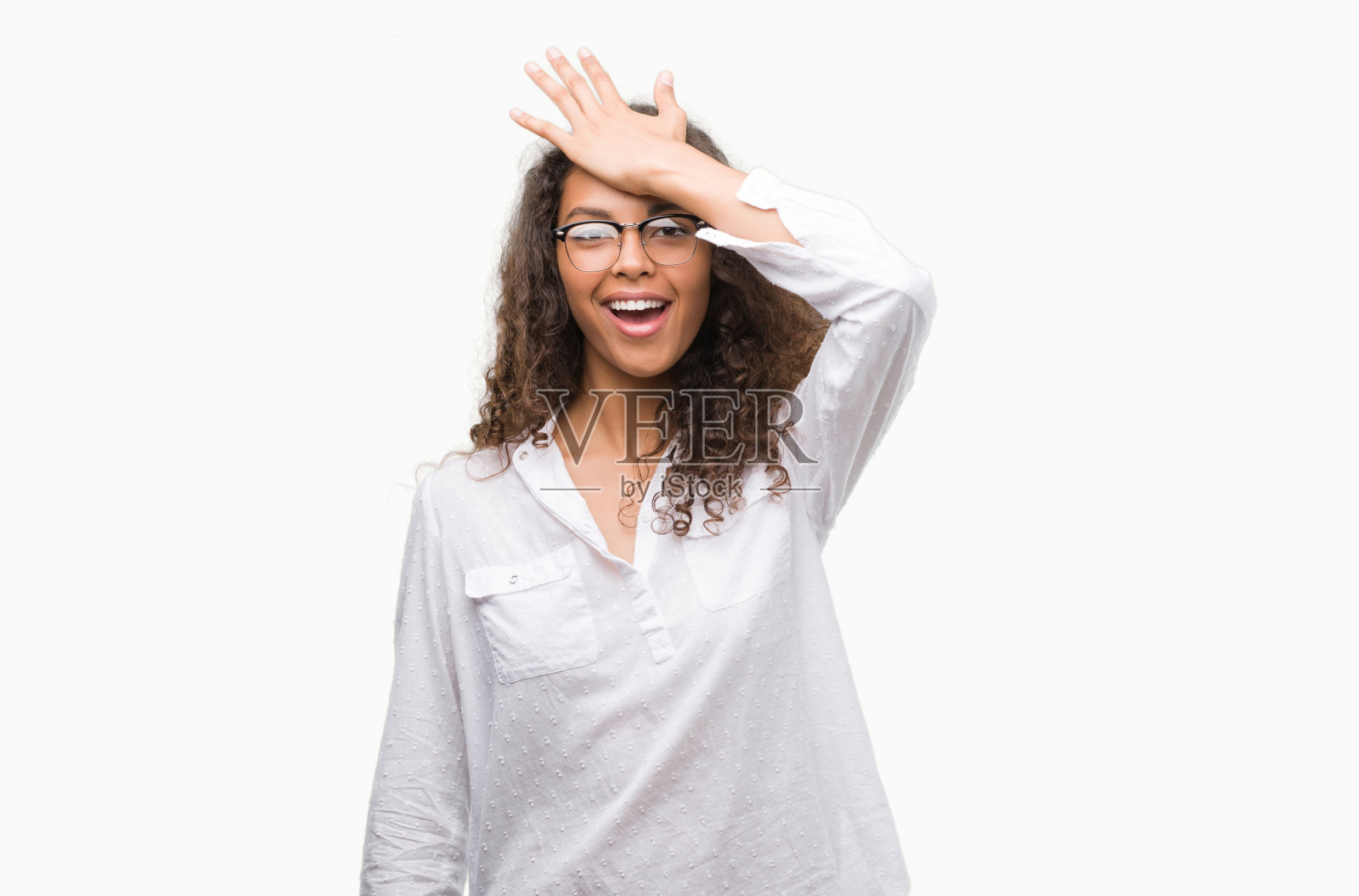 美丽的年轻西班牙女人惊讶与手头上的错误，记住错误。忘记，糟糕的记忆概念。照片摄影图片