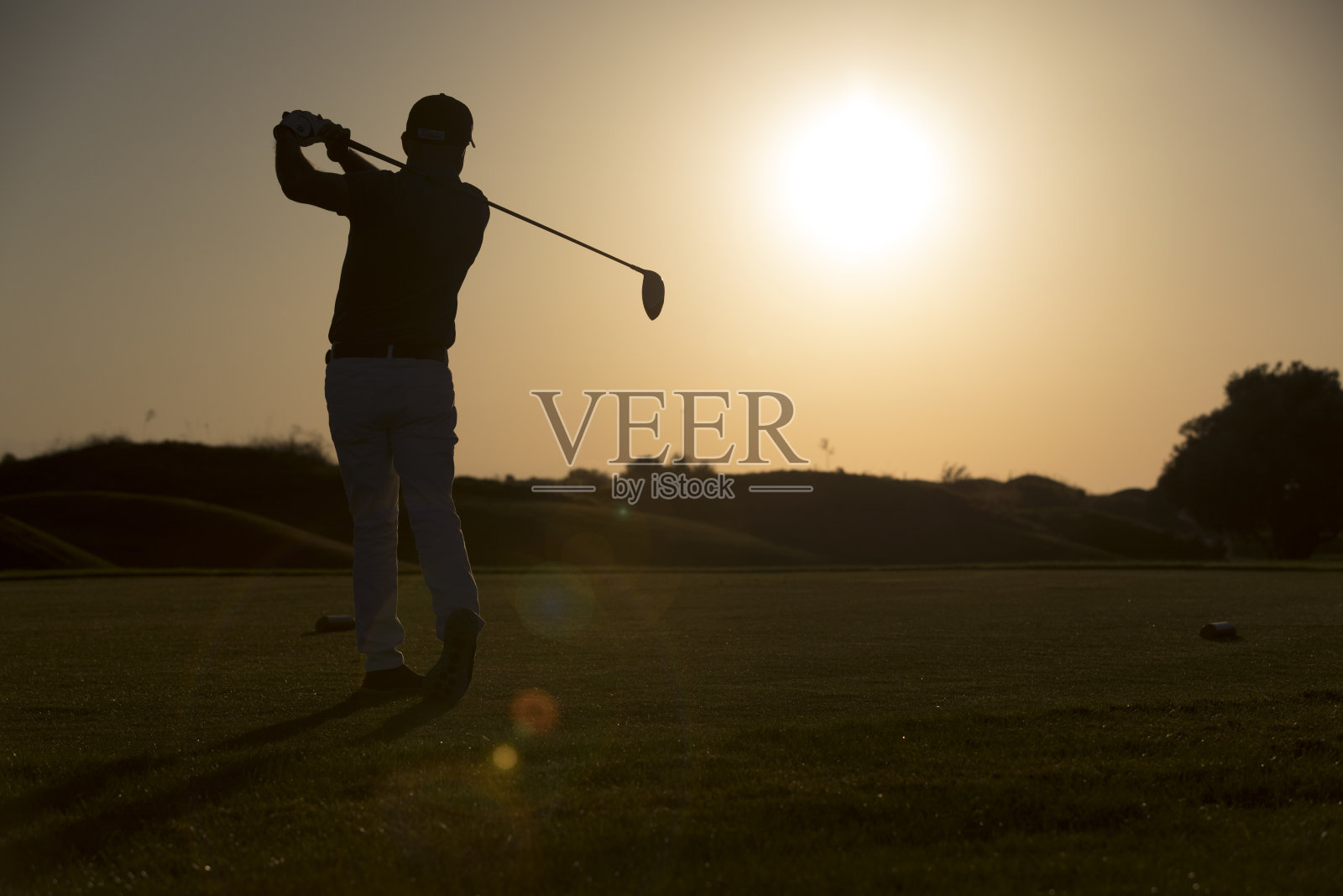 高尔夫球员击球-日落时间-链接高尔夫照片摄影图片