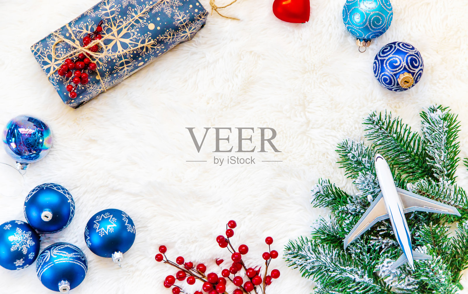 以圣诞为背景的旅游为主题。飞机象征着旅行的礼物。有选择性的重点。照片摄影图片