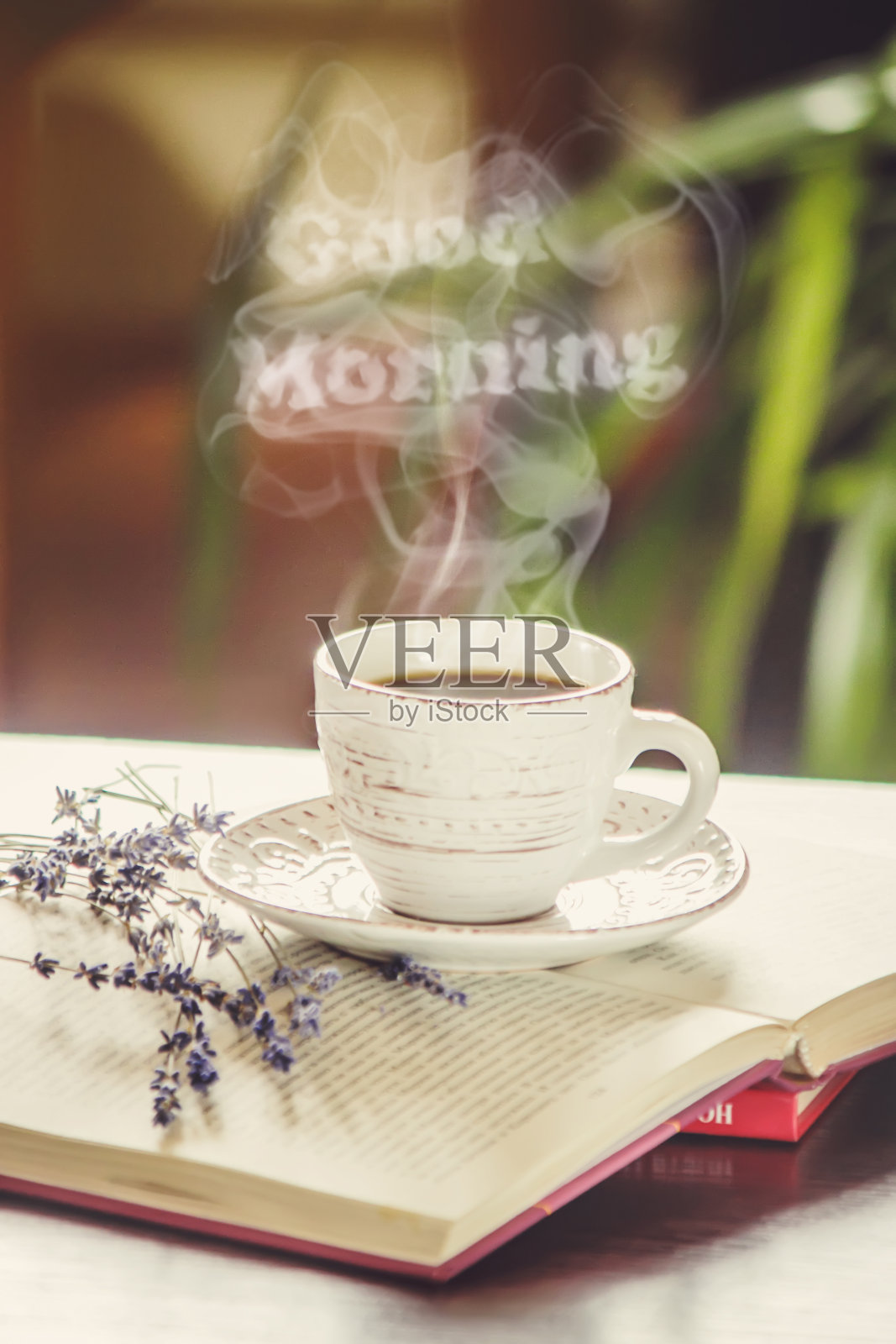 早上好，在工作的办公室喝杯咖啡，抽根烟。有选择性的重点。照片摄影图片