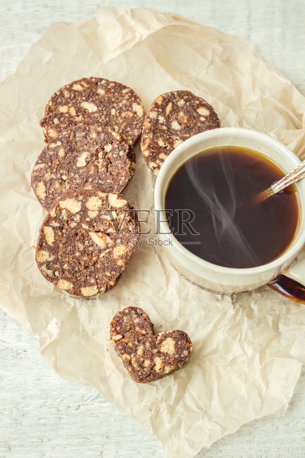 热咖啡和蛋糕薯条。有选择性的重点。照片摄影图片