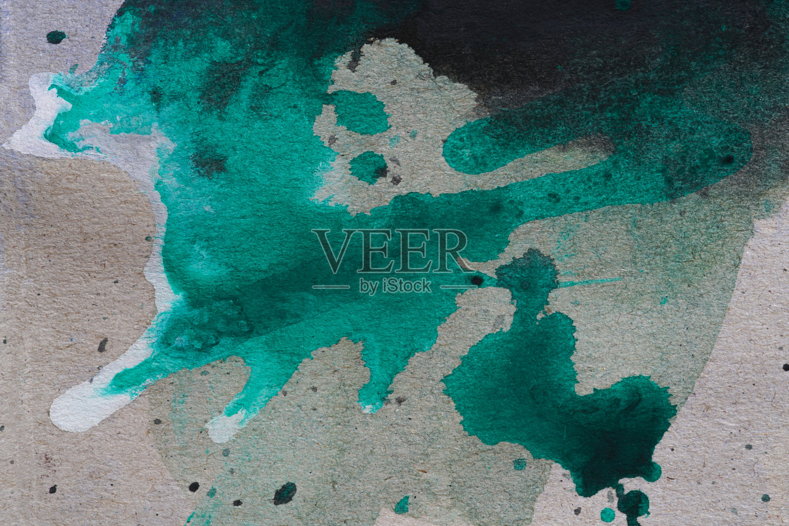 水彩背景绿色配以黑色深蓝元素，水彩颜料配以纹理和色彩过渡的色彩。在纸板上照片摄影图片