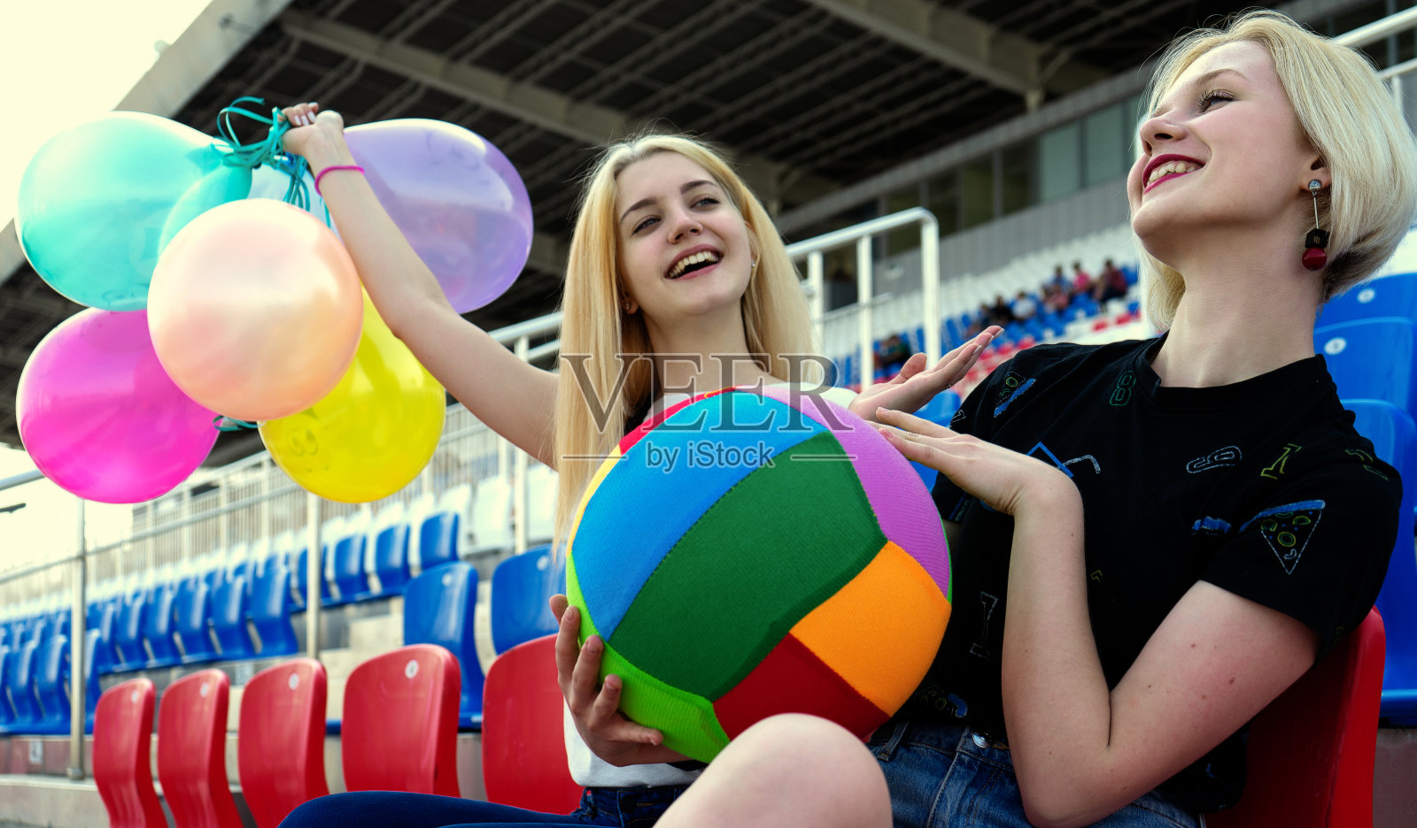 有球的女孩照片摄影图片