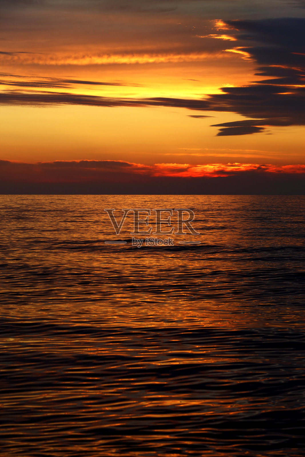 波罗的海岸边和海滩上缤纷的日落照片摄影图片