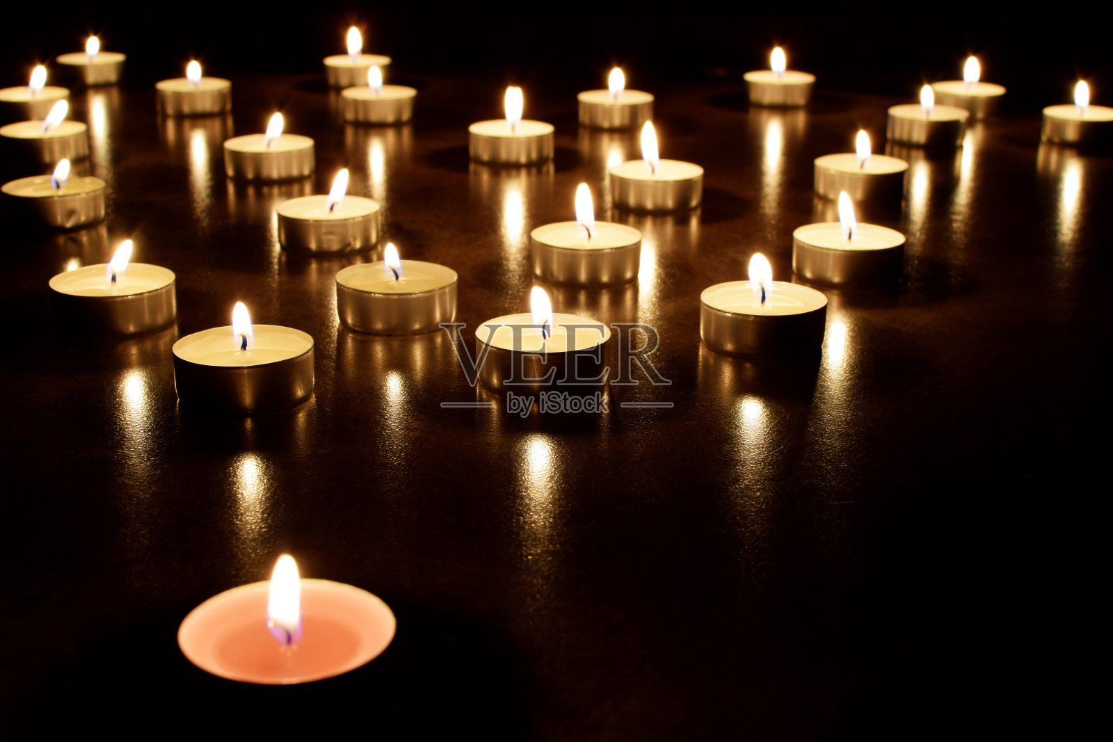 许多圆蜡烛在黑暗中燃烧照片摄影图片