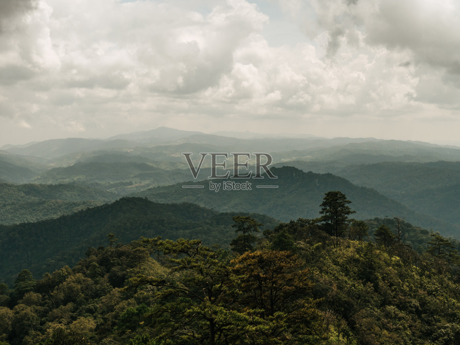 暗雨景观徒步旅行。泰国法尧山Doi Nork山照片摄影图片