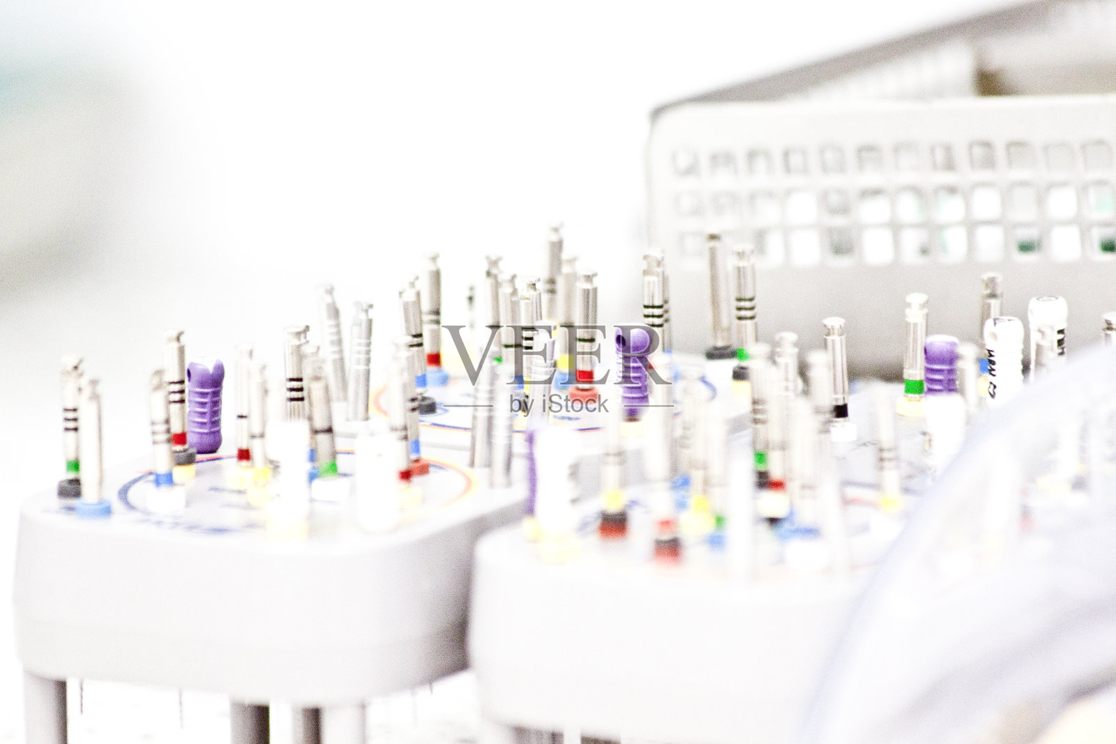 牙医诊所做完清洗后使用的内窥性乐器照片摄影图片