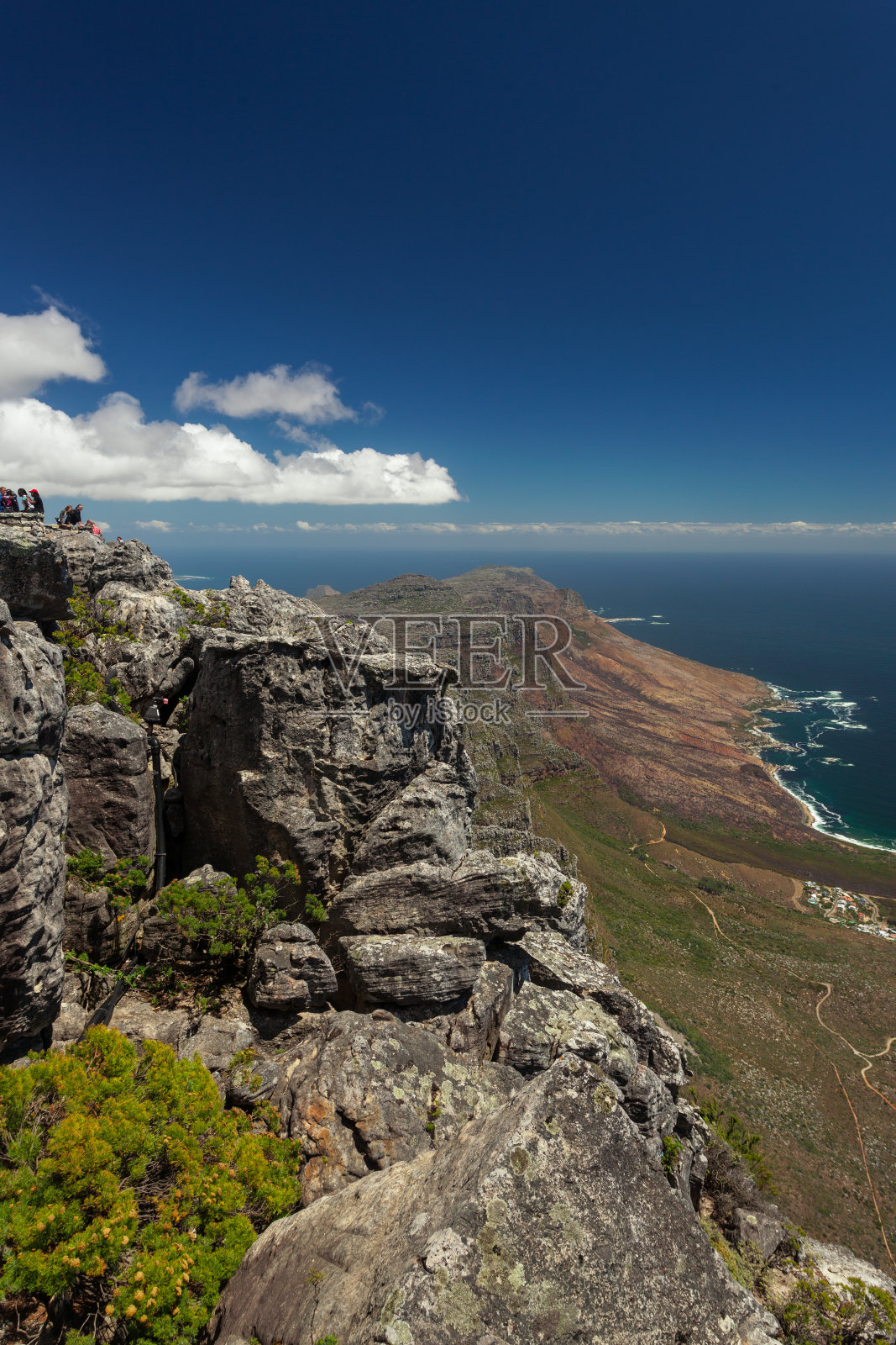 在南非开普敦的桌山景观，在一个阳光明媚的日子与蓝天照片摄影图片