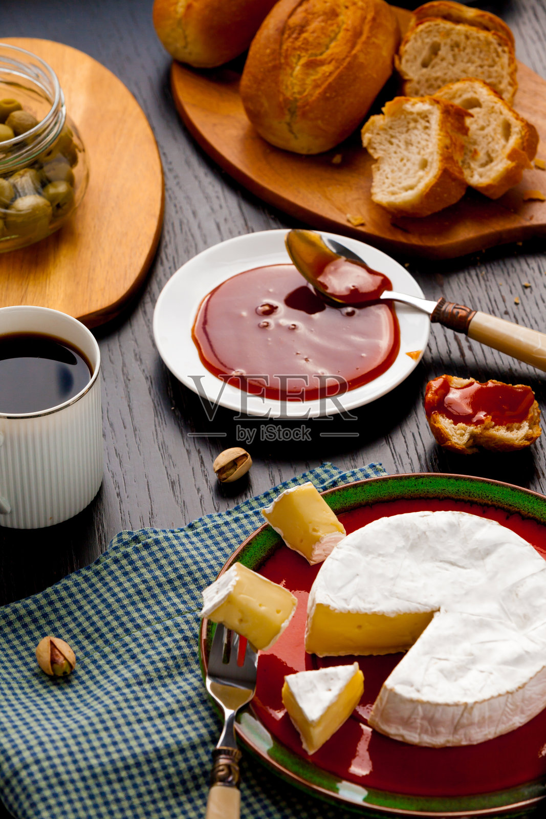 法国早餐，欧洲早餐。卡门贝尔奶酪，果酱，咖啡，橄榄，新鲜糕点照片摄影图片