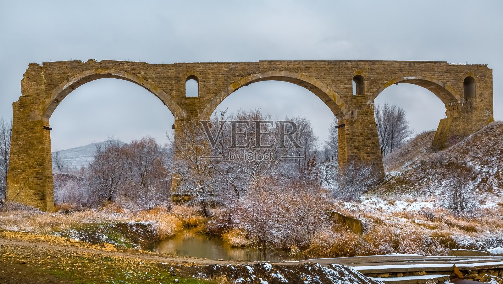 通往草原的古老铁路桥。照片摄影图片