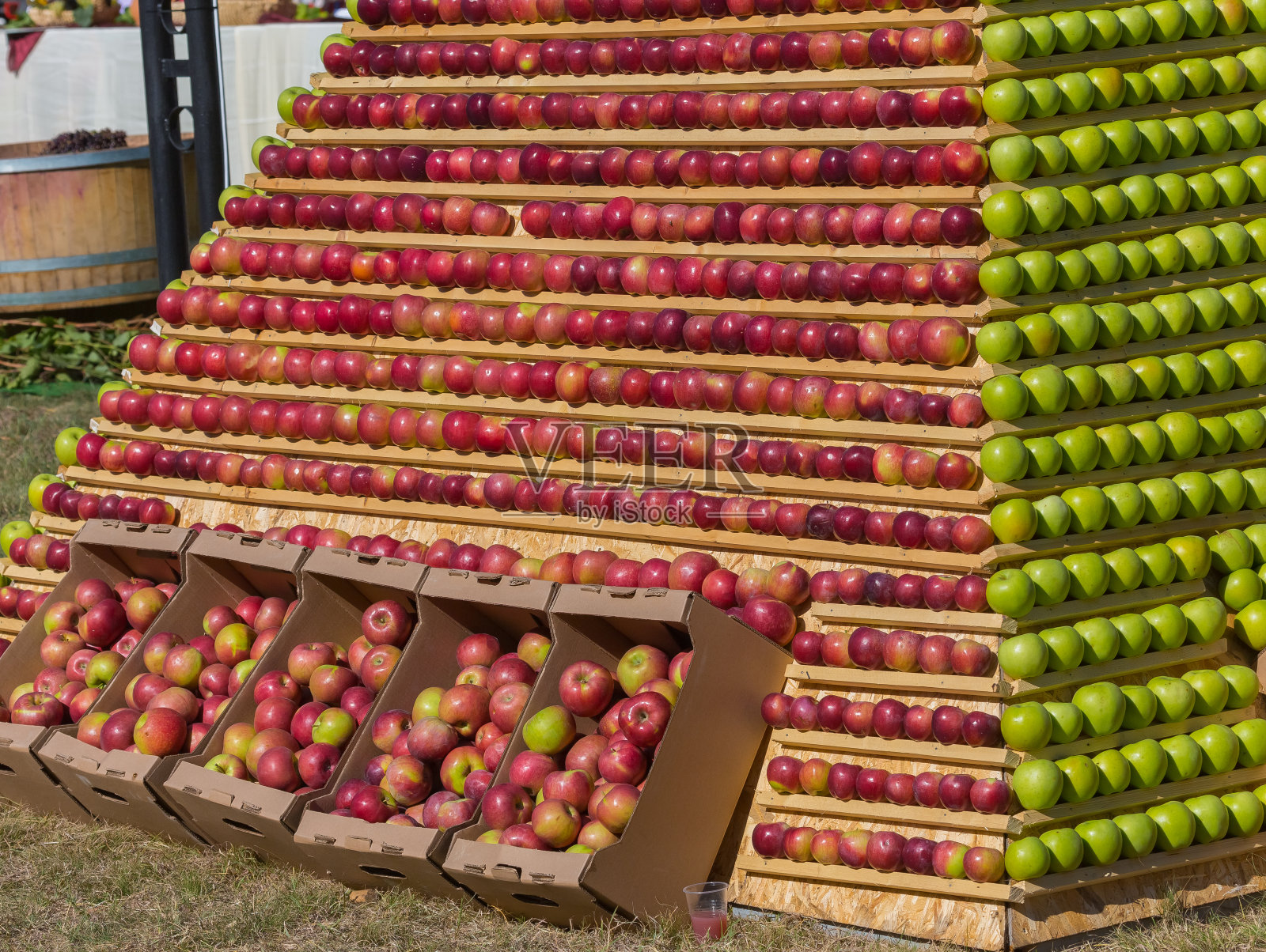 苹果的背景成熟水果的陈列柜。照片摄影图片