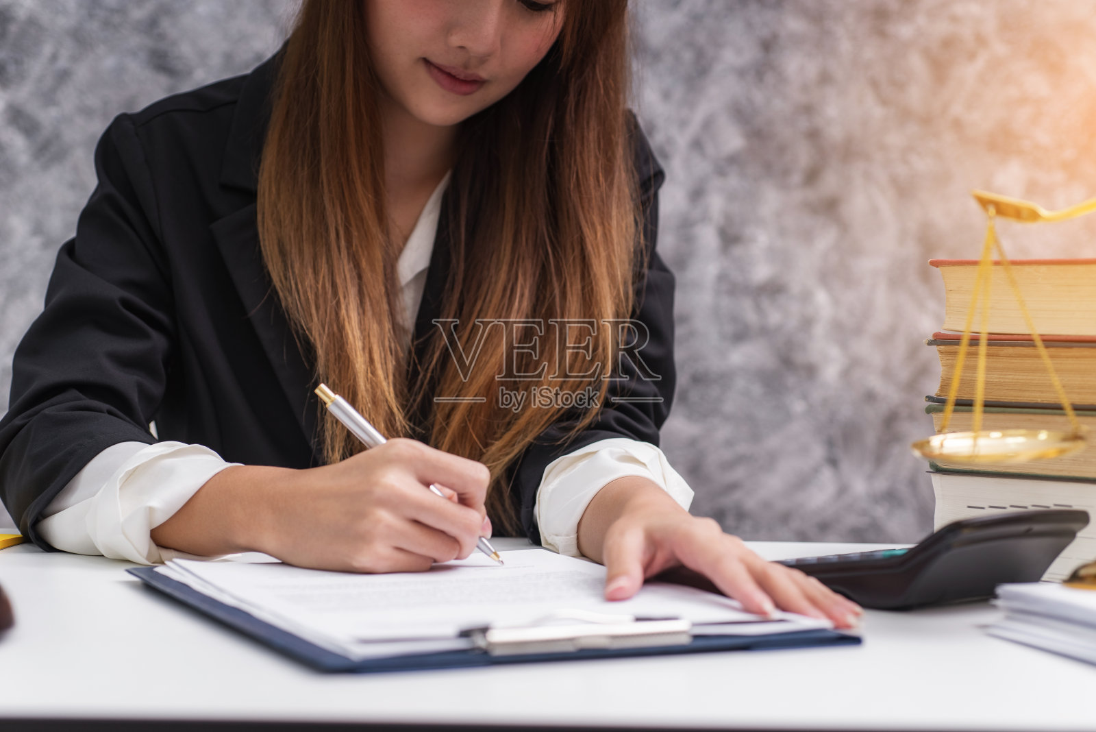 在法庭的桌子上处理合同文件和木槌的女律师。正义与法律，律师，法官，概念照片摄影图片