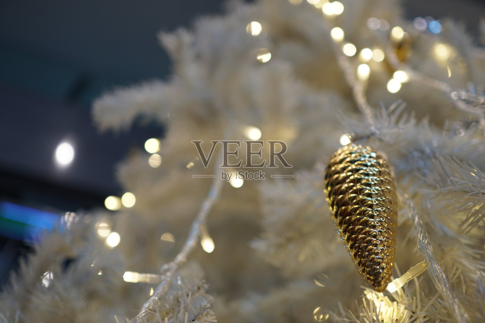 装饰圣诞树。照片摄影图片