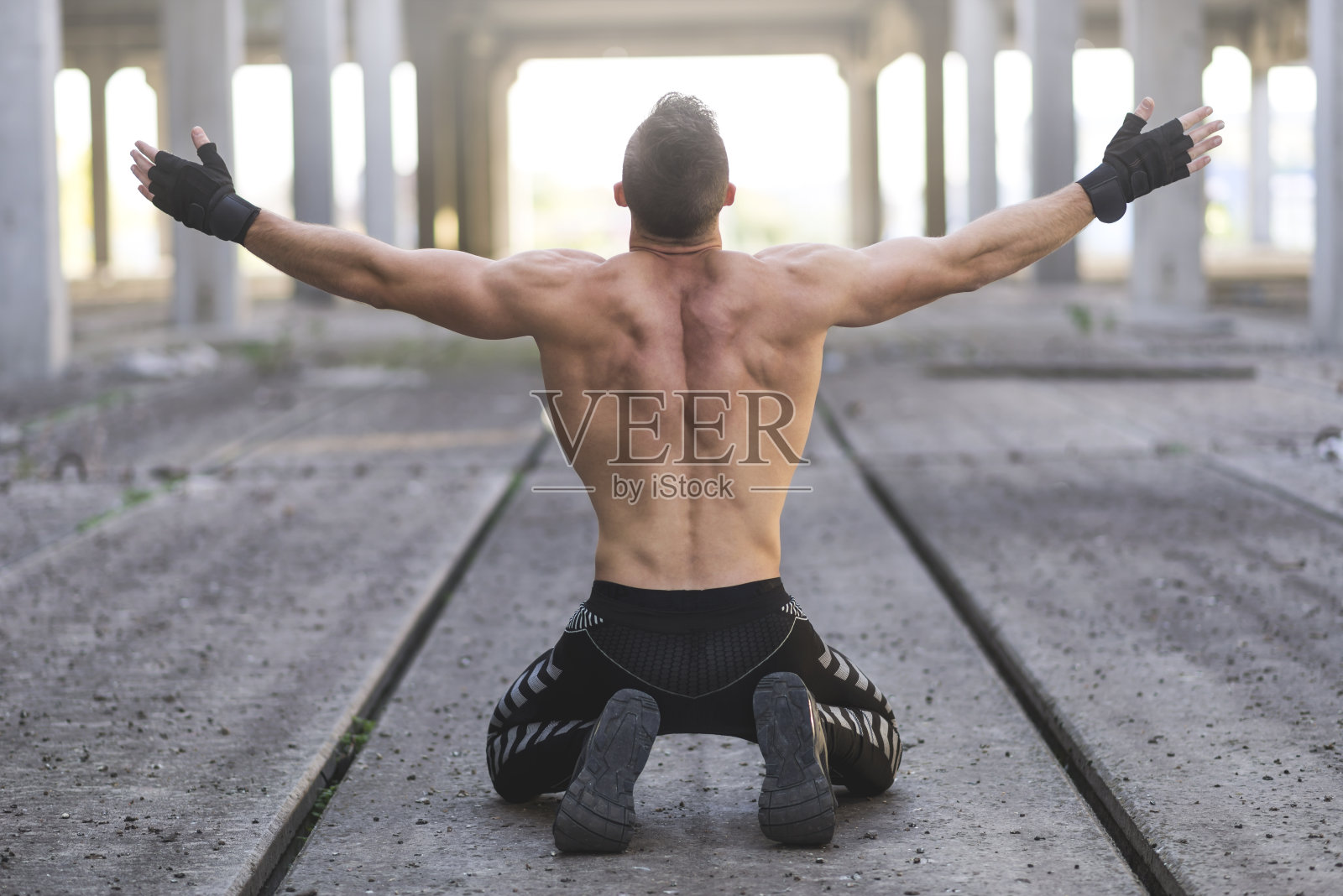 强烈的运动的人。英俊的男性健身模特裸露上身，肌肉发达的身体照片摄影图片