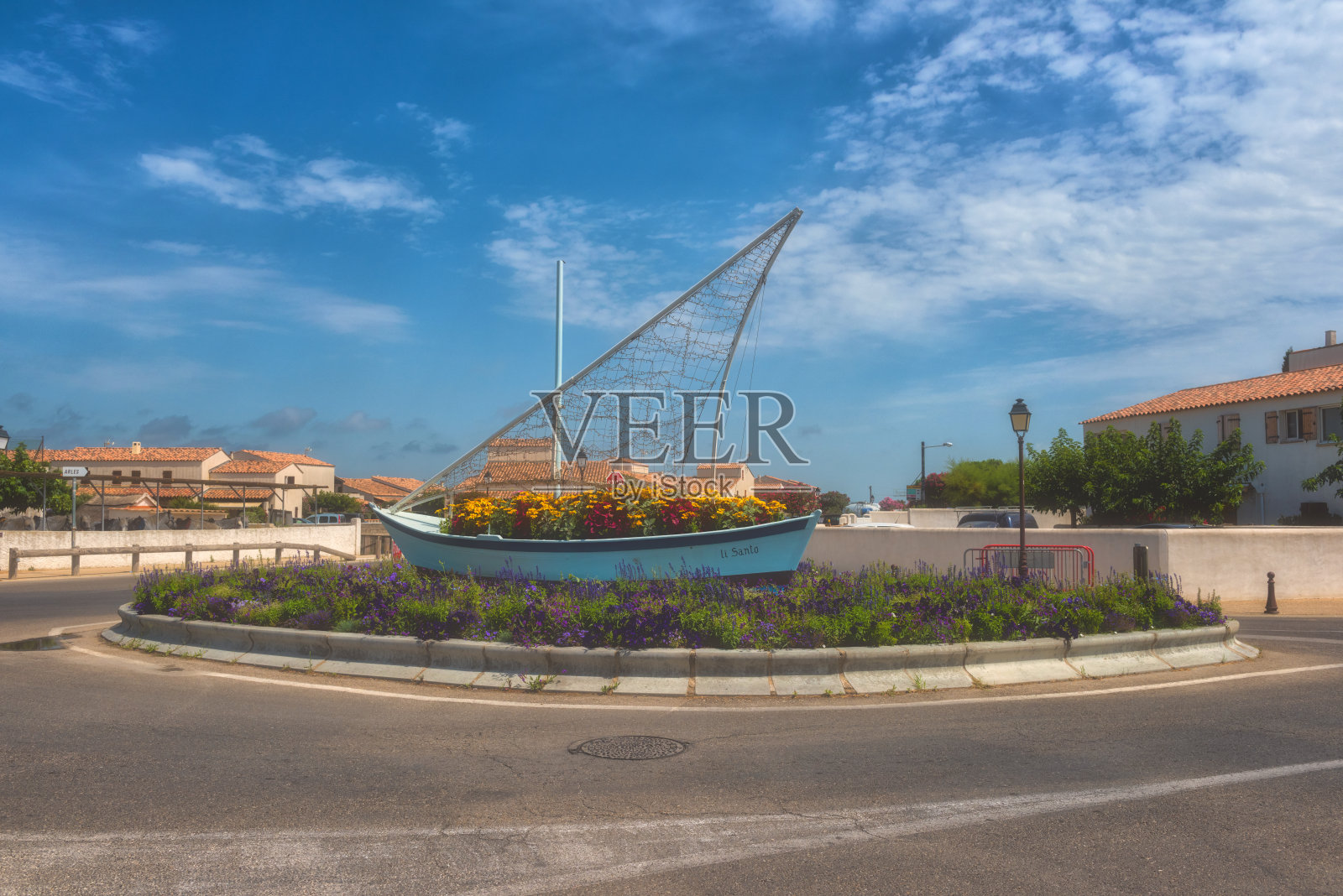 圣玛丽，地中海小镇，公路环装饰着船花坛照片摄影图片