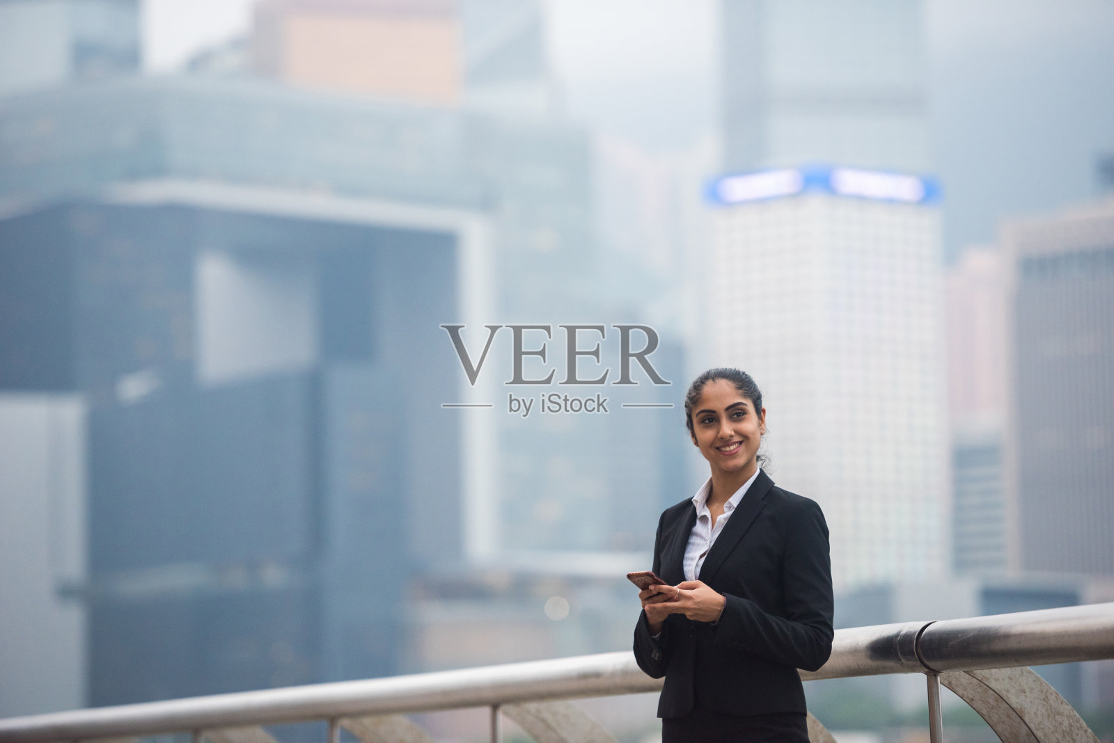 商界女性和香港的天际线照片摄影图片