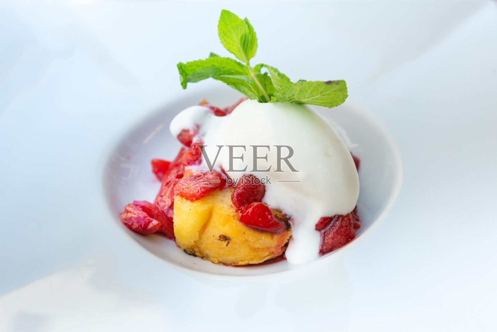 法式烤吐司，上面放草莓和冰淇淋照片摄影图片