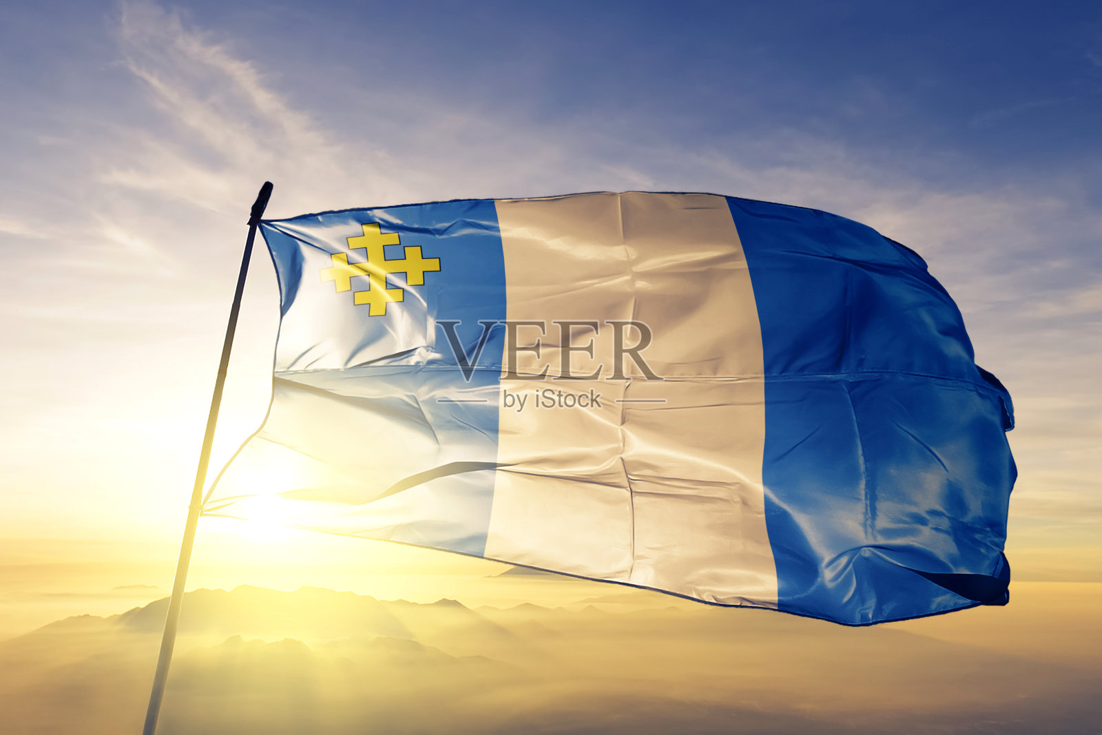 摩尔多瓦热那亚区的国旗、纺织布、织物在日出的薄雾中飘扬照片摄影图片