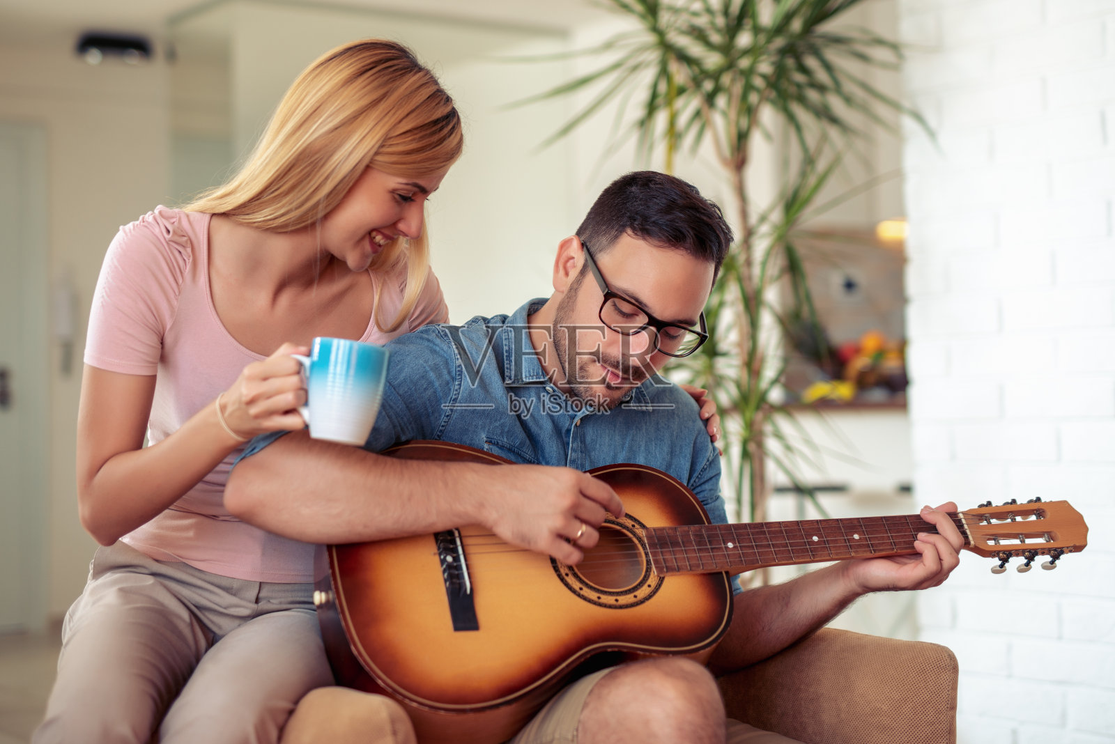 浪漫的夫妇在家照片摄影图片