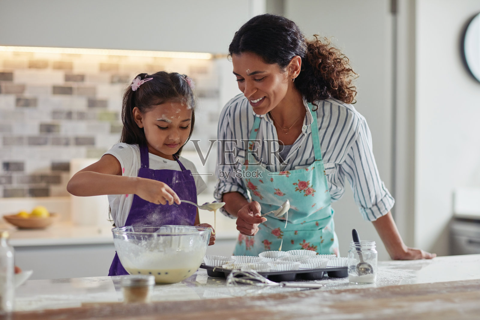 每个勺子夹一个勺子照片摄影图片