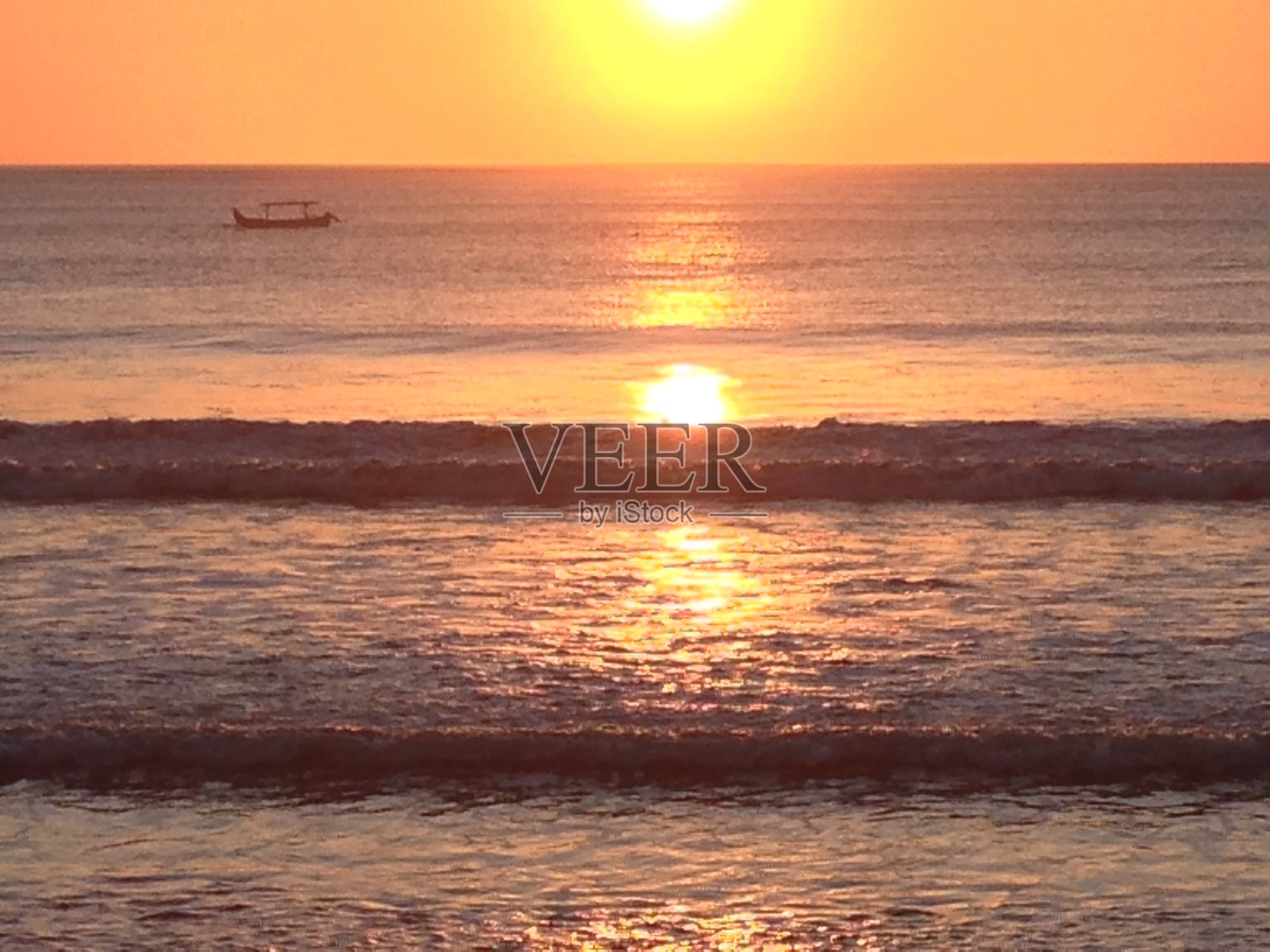 印度尼西亚巴厘岛库塔海滩的日落照片摄影图片