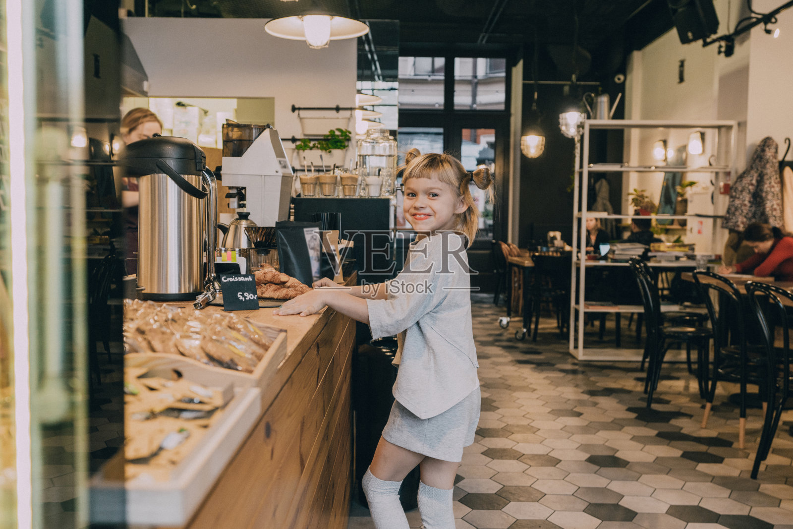 小女孩在咖啡馆点菜照片摄影图片