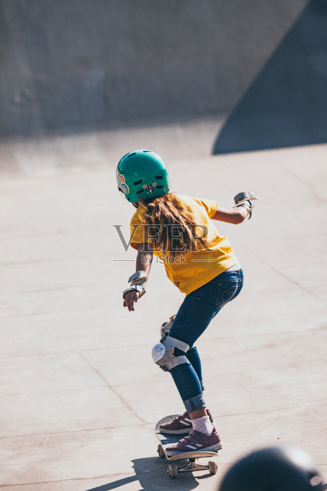 小女孩玩滑板照片摄影图片