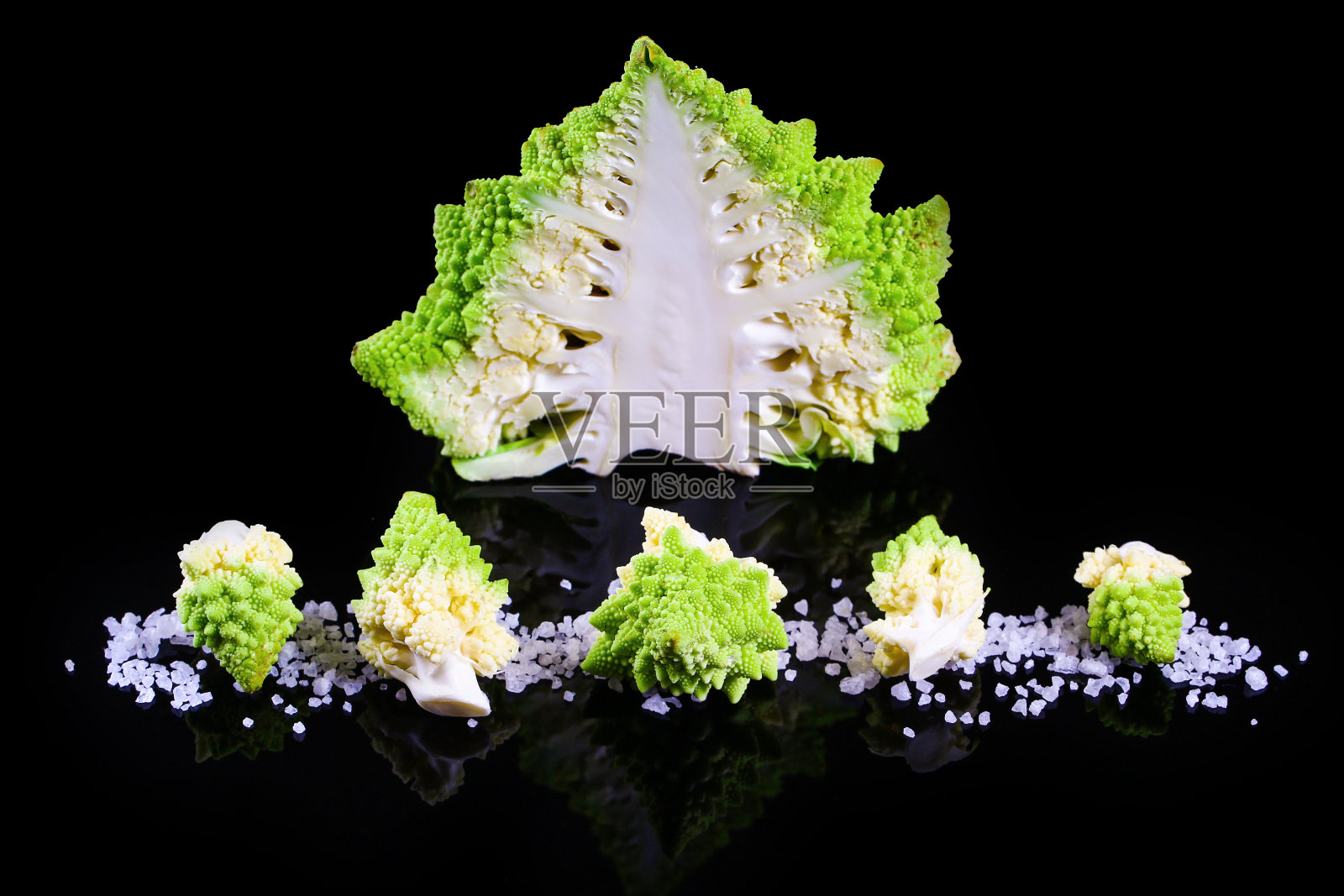 新鲜的罗马卷心菜与海盐隔离在黑色背景。健康生活方式的概念。顶部视图，放置文本照片摄影图片