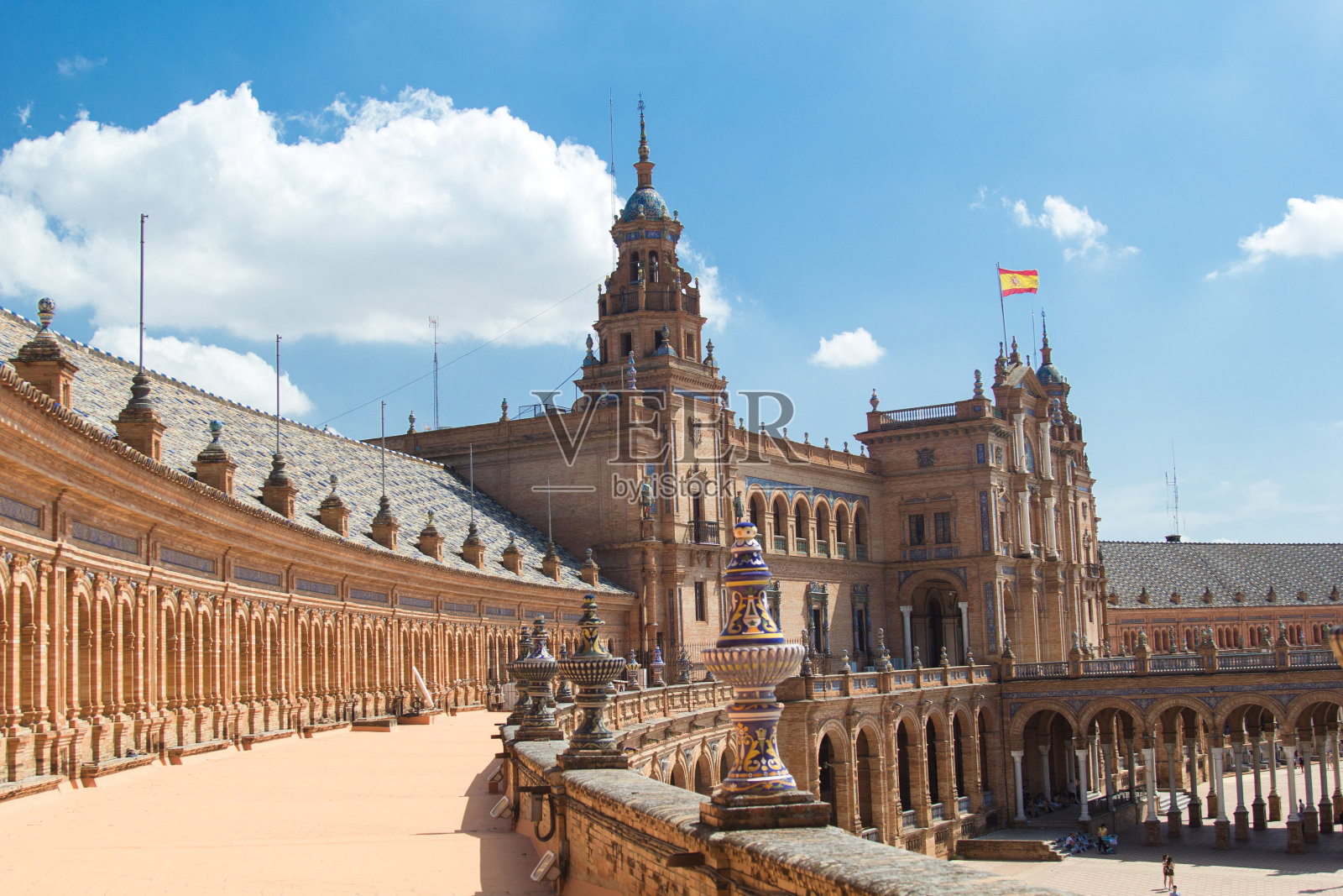 西班牙塞维利亚玛丽亚路易莎公园的西班牙广场宫。照片摄影图片