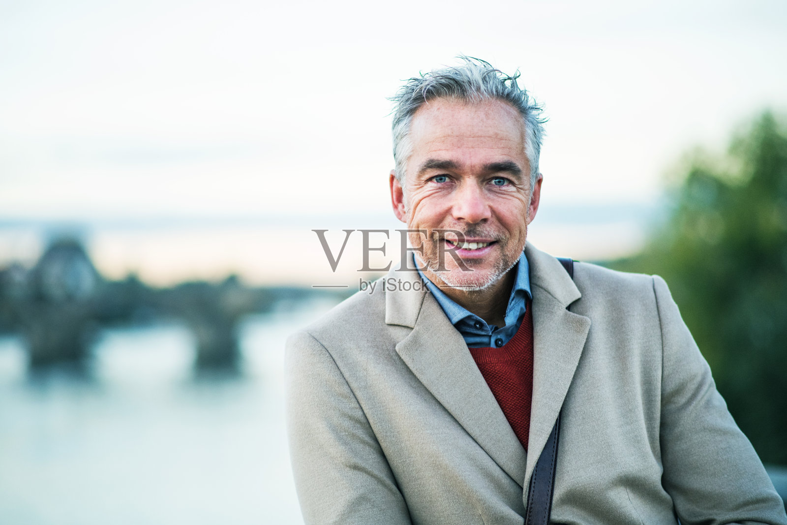 布拉格伏尔塔瓦河边的成熟商人。副本的空间。照片摄影图片