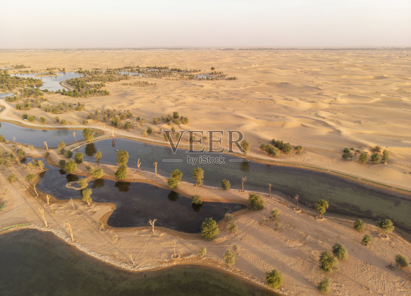 沙漠中的湖泊鸟瞰图照片摄影图片