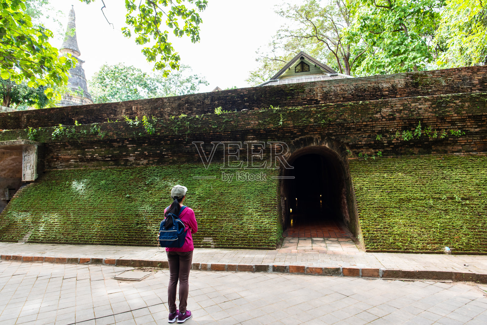 泰国清迈寺庙的女游客照片摄影图片