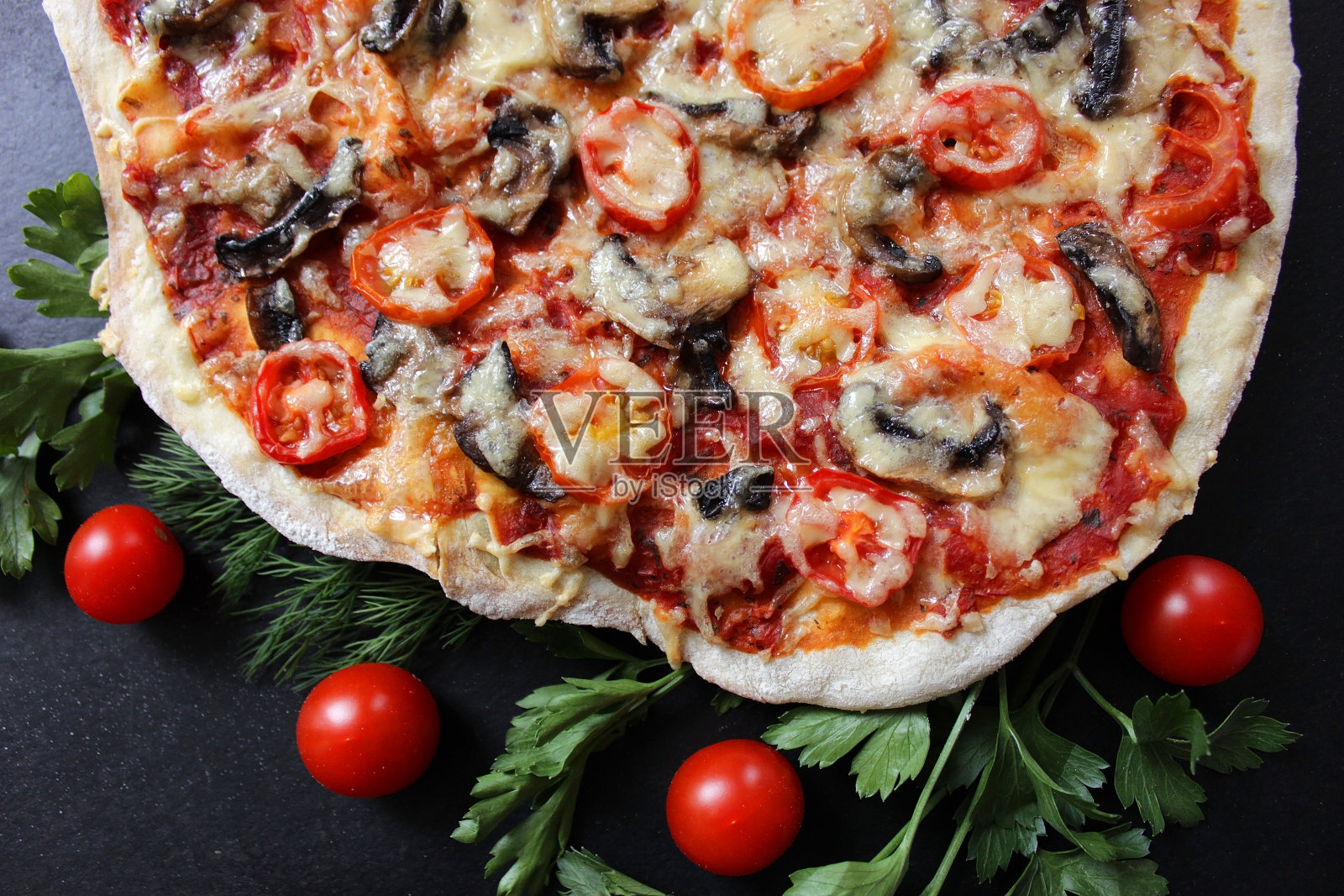 美味的披萨，蘑菇，西红柿和奶酪照片摄影图片