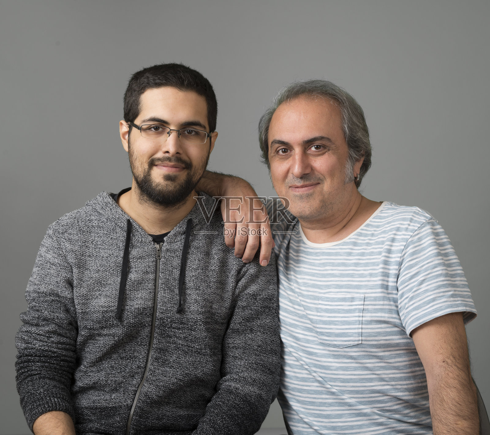 父亲和儿子一起摆姿势照片摄影图片