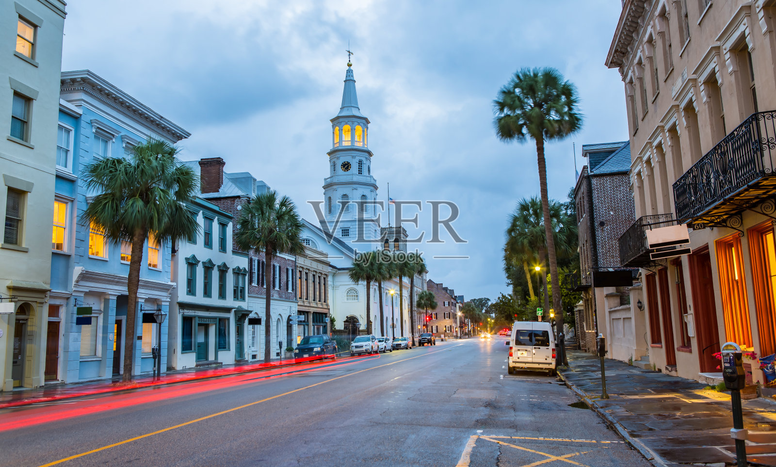 圣迈克尔教堂在查尔斯顿，SC在黄昏照片摄影图片