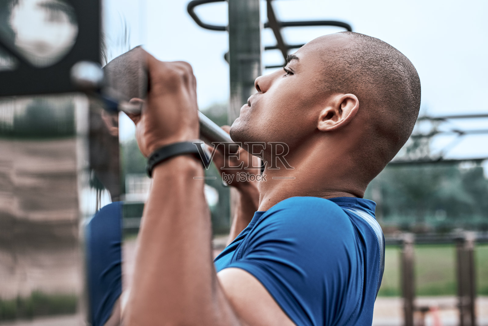一个非洲人停在露天健身房里。特写，侧视图照片摄影图片