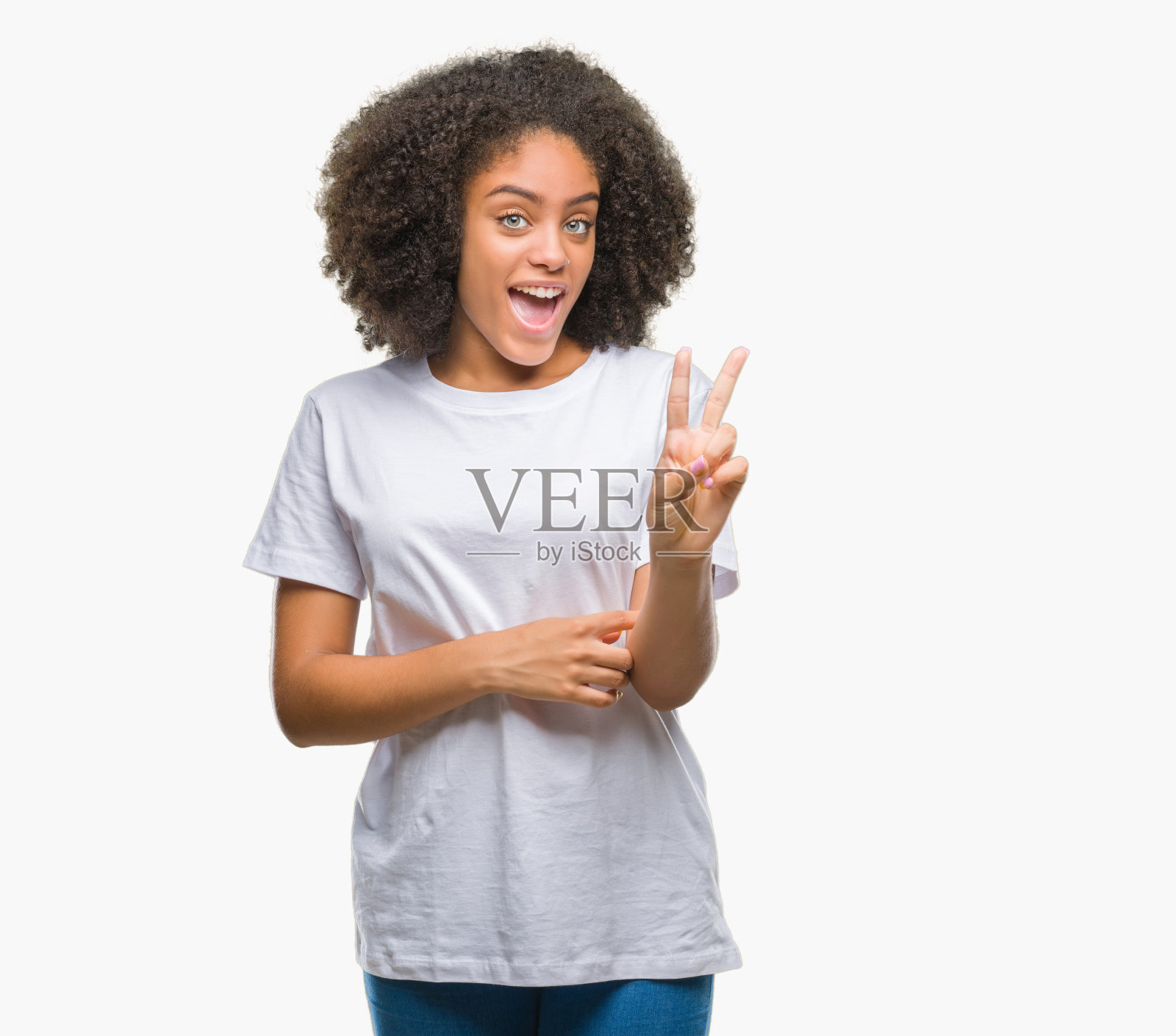 年轻的非洲裔美国妇女在孤立的背景微笑与快乐的脸对着镜头眨眼做胜利标志。二号人物。照片摄影图片