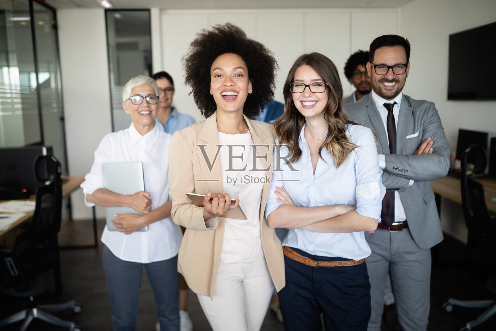 一群成功的商务人士在办公室工作照片摄影图片