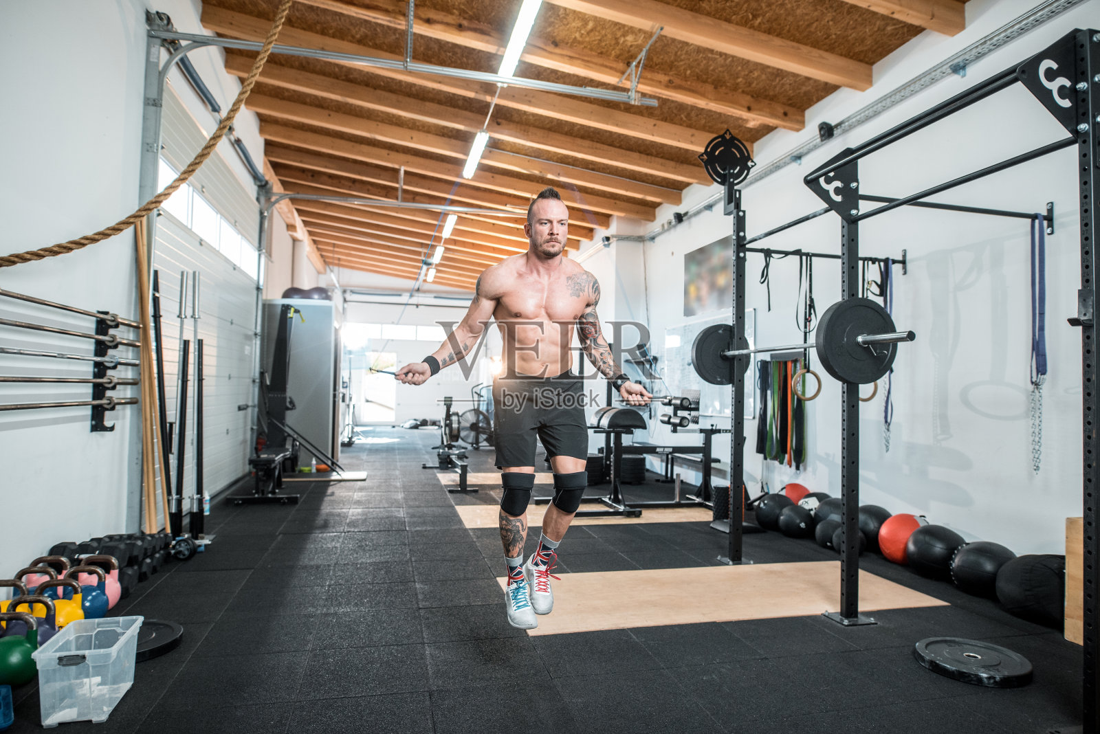 一个人在健身房用绳子做运动照片摄影图片