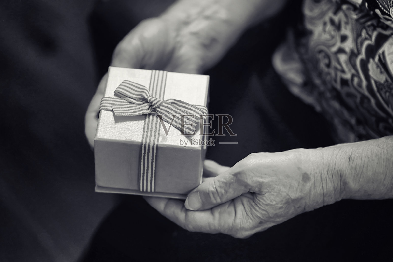 手持礼物的老妇人照片摄影图片