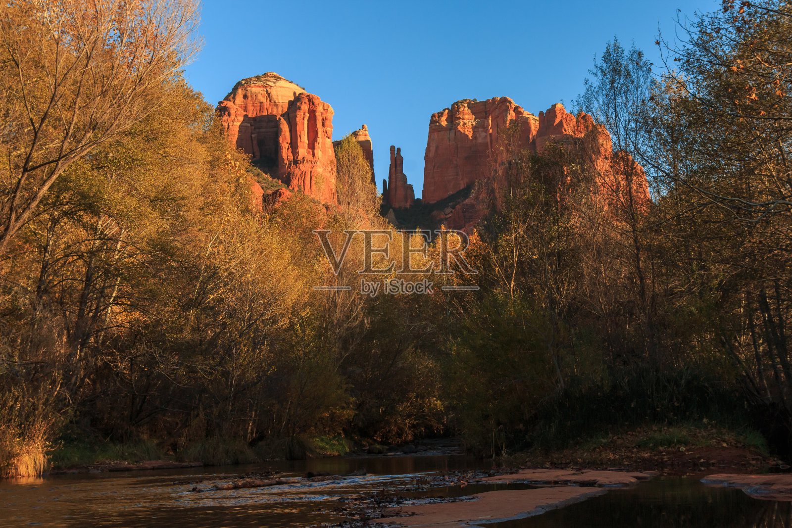 亚利桑那州塞多纳大教堂岩石秋天照片摄影图片