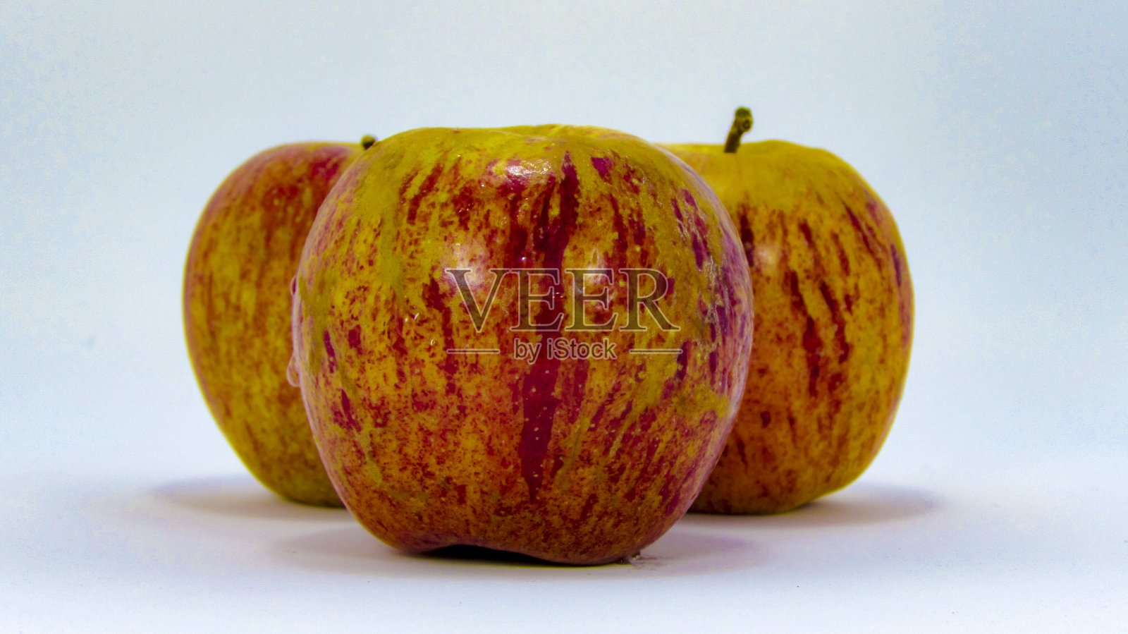 红苹果在桌子上照片摄影图片