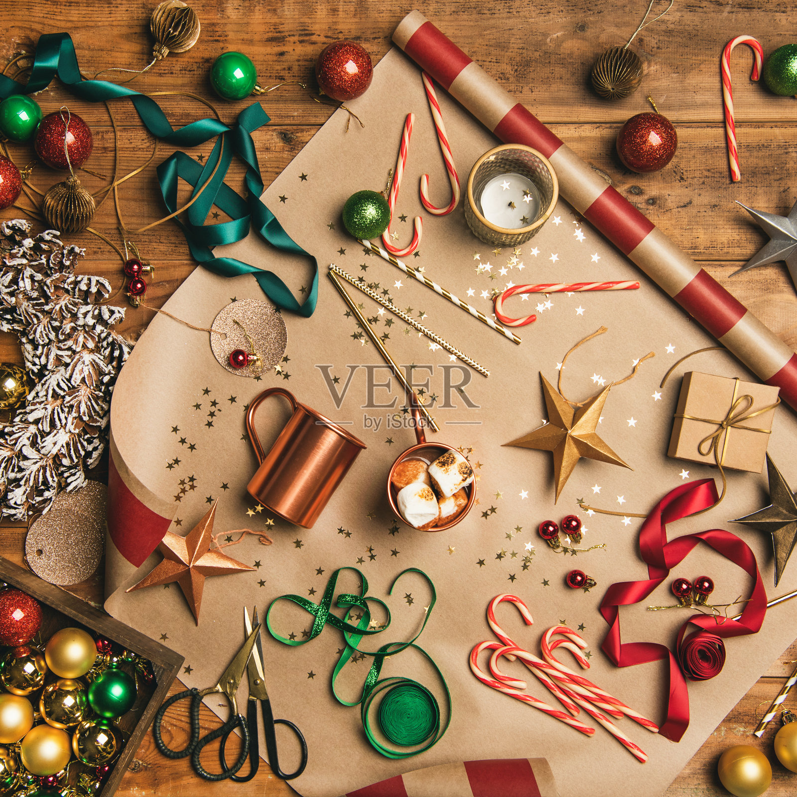 热巧克力和圣诞装饰木质背景，方形作物照片摄影图片