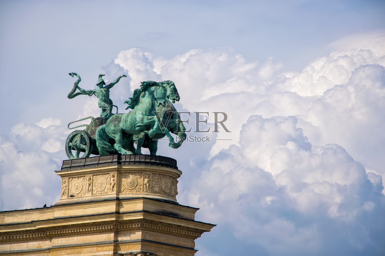 有蛇的人象征着战争。匈牙利布达佩斯英雄广场上的千年纪念碑照片摄影图片