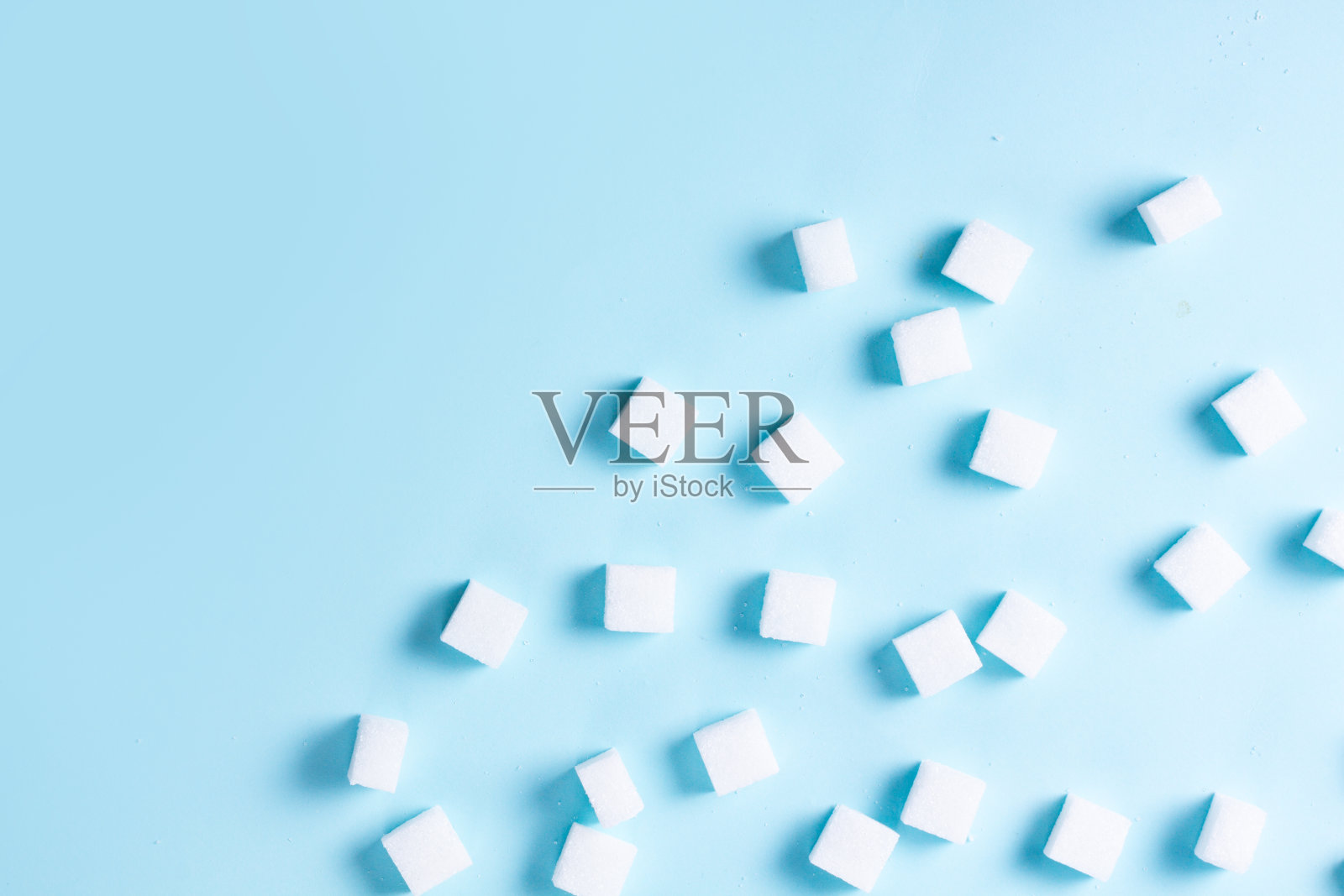 蓝色背景上的糖照片摄影图片