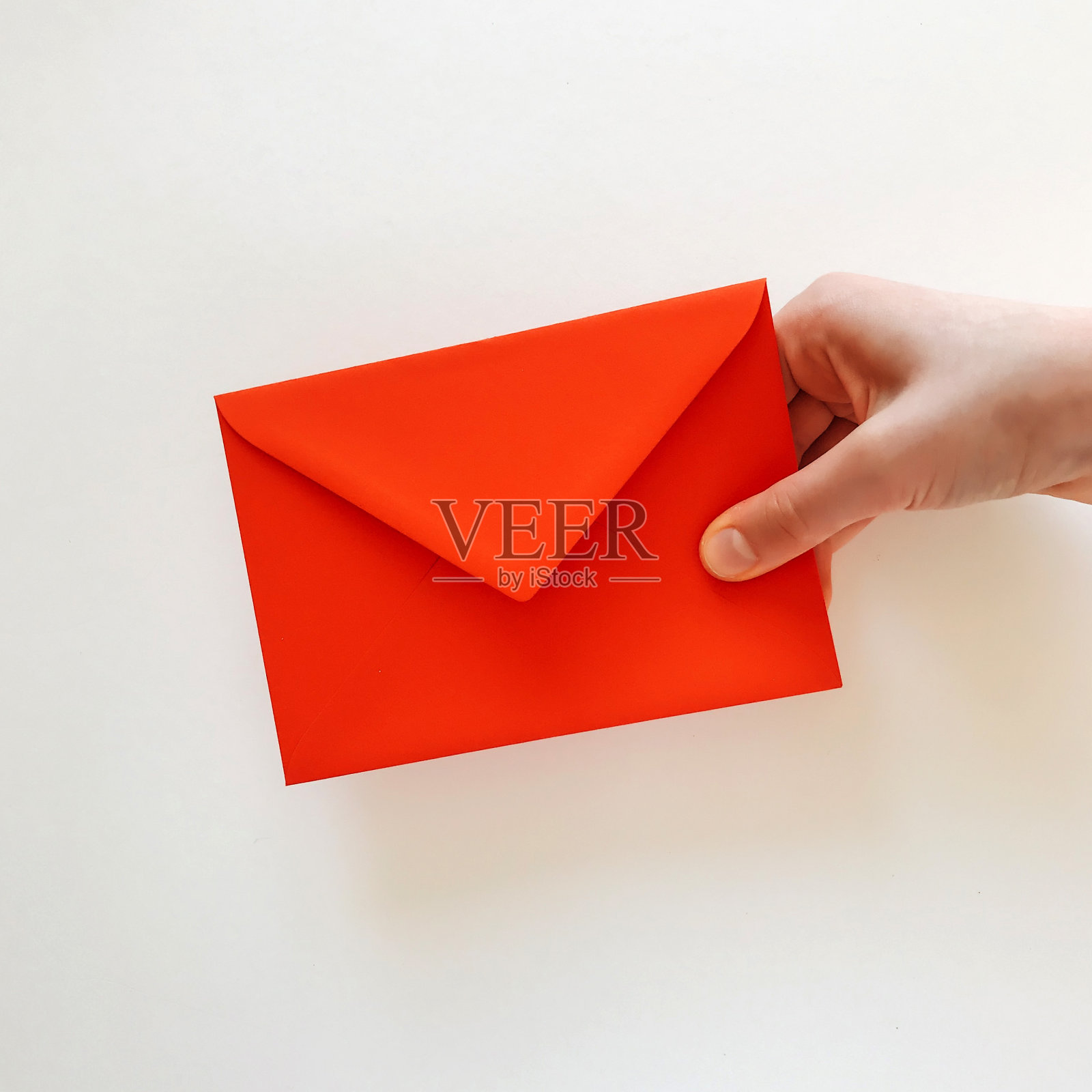 情人节短信。这个字母是红色的。爱的信封照片摄影图片