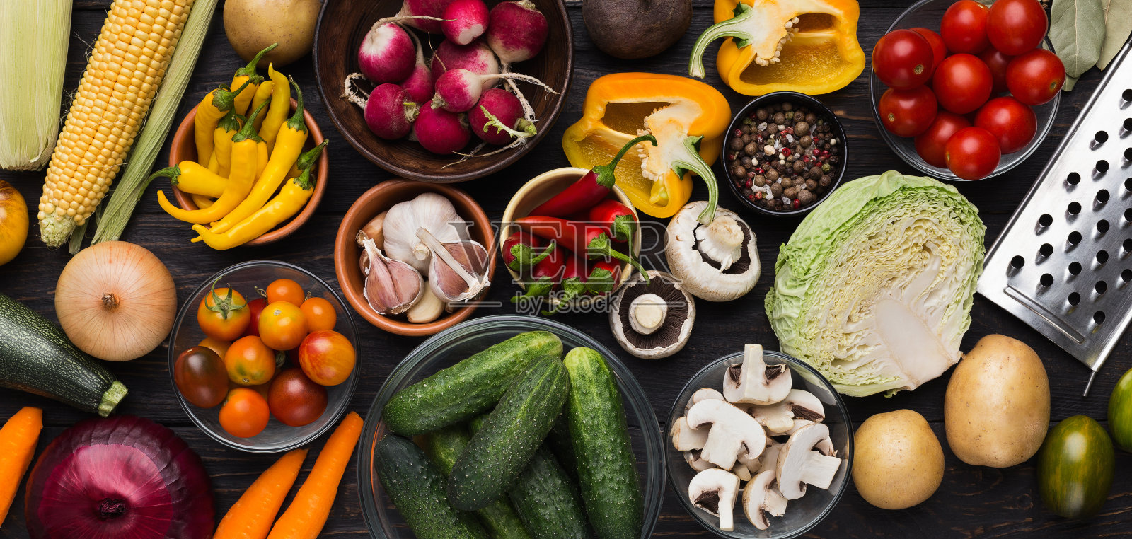 一套不同的新鲜生蔬菜在碗照片摄影图片