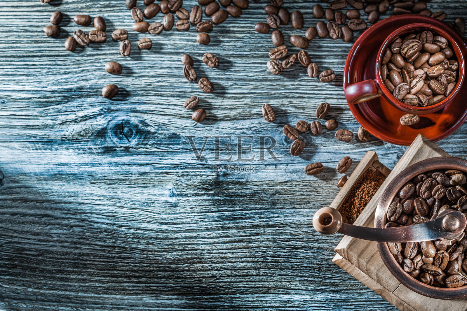 咖啡磨豆杯碟放在木板上照片摄影图片