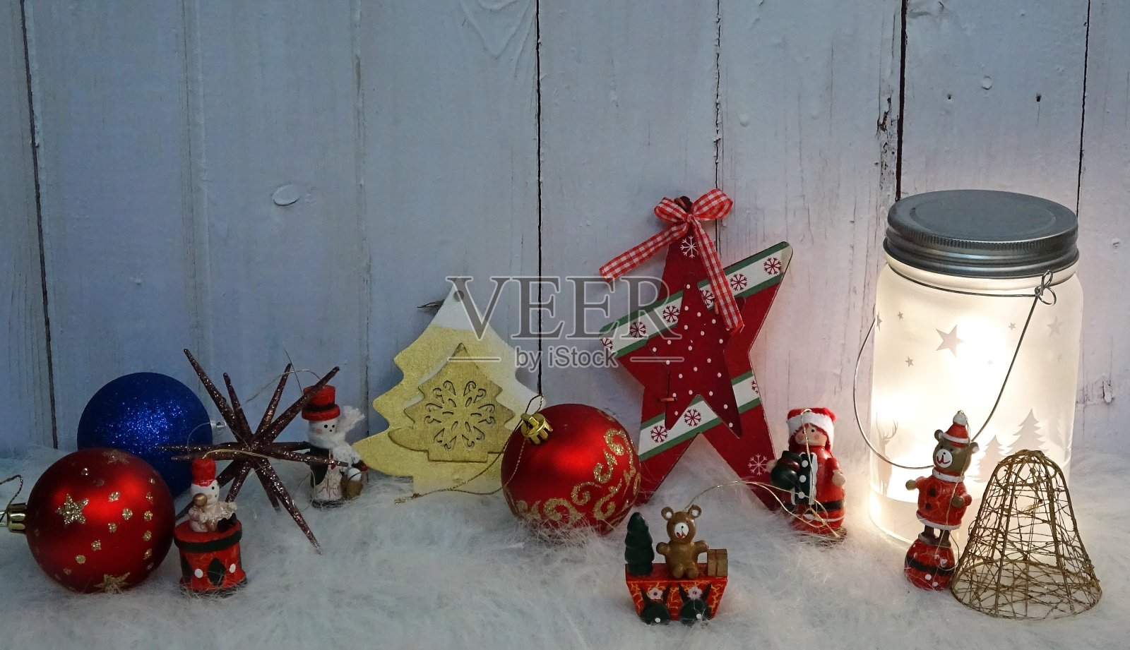 圣诞节在喜庆的夜晚布置新年的装饰照片摄影图片